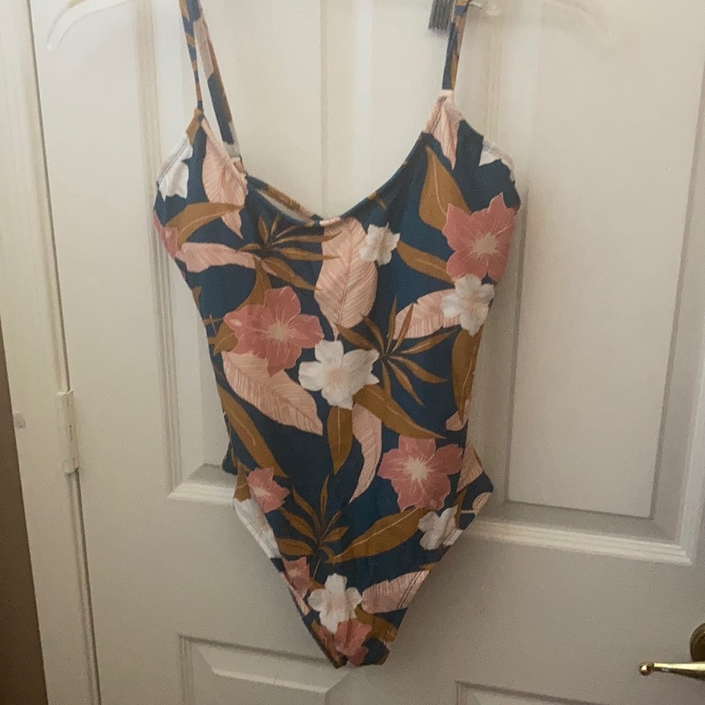 FINAL MARKDOWN Kona sol swimsuit medium